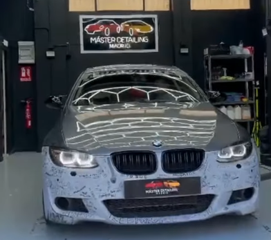 BMW Serie 3 con espuma activa en proceso de lavado premium