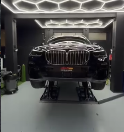 BMW en boxes de Master Detailing Madrid bajo iluminación hexagonal